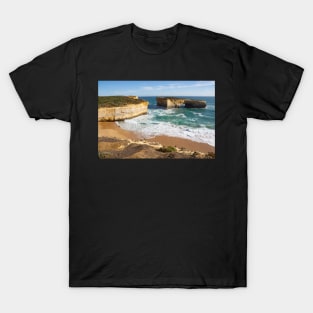 London Bridge, limestone cliffs Port Campbell, Victoria, Australia. T-Shirt